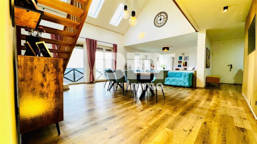 Teilsaniertes Ein - Zweifamilienhaus + Nutzflächen mit Anbau in Traumlage mit Panoramablick - WE1 EG Wohn / Esszimmer offen / 2x Zugang Balkon